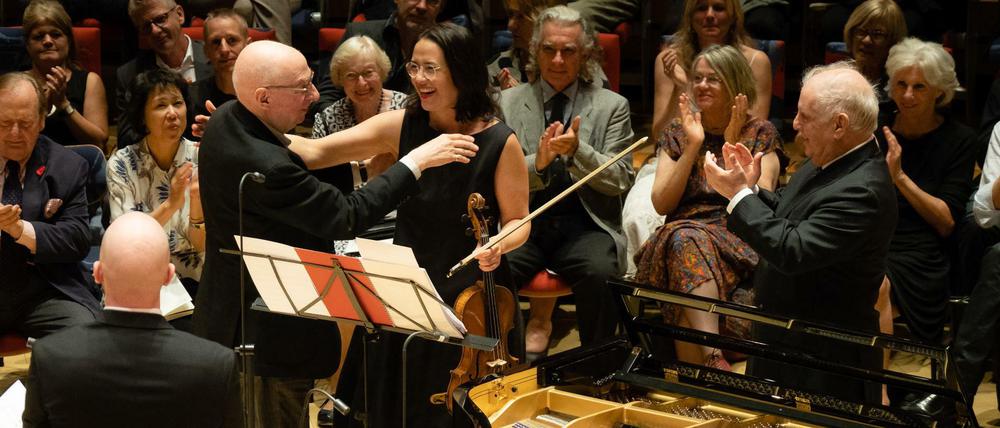 Yulia Deyneka gratuliert Aribert Reimann. Rechts Daniel Barenboim