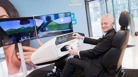 Thyssen-Krupp-Vorstandschef Heinrich Hiesinger in einem Fahrsimulator für autonomes Fahren
