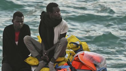 Sie haben es geschafft: Die zwei Männer gehören zu denen, die mit der "Lifeline" nach Malta gekommen sind. Nach Europa. 
