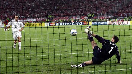 Beginn der Elfmeter-Psychologie: Liverpools Torwart Jerzy Dudek hält den Elfmeter von Mailands Andrij Schewtschenko im Champions-League-Finale 2005 in Istanbul. Vorher hatte er den Schützen mit seinem "Dudek-Tanz" verunsichert.