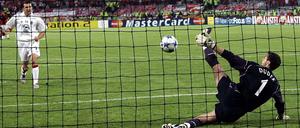 Beginn der Elfmeter-Psychologie: Liverpools Torwart Jerzy Dudek hält den Elfmeter von Mailands Andrij Schewtschenko im Champions-League-Finale 2005 in Istanbul. Vorher hatte er den Schützen mit seinem "Dudek-Tanz" verunsichert.