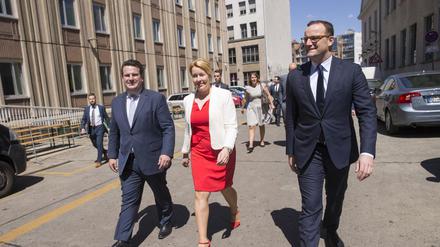 Bundesarbeitsminister Hubertus Heil (links), Bundesfamilienministerin Franziska Giffey und Bundesgesundheitsminister Jens Spahn werden gemeinsam aktiv.