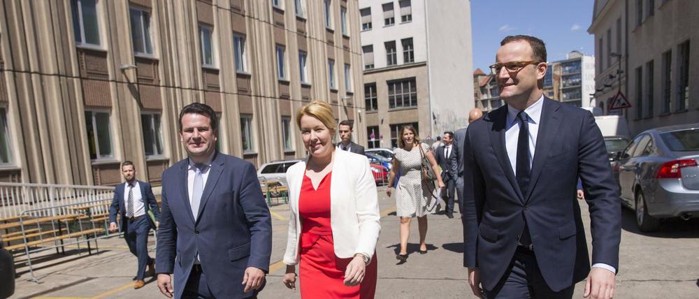 Bundesarbeitsminister Hubertus Heil (links), Bundesfamilienministerin Franziska Giffey und Bundesgesundheitsminister Jens Spahn werden gemeinsam aktiv.