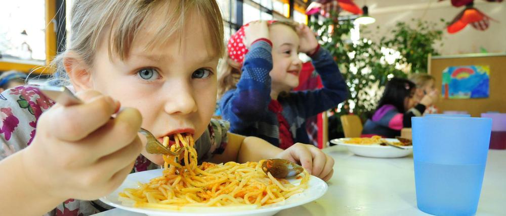 Was man den Kleinen bei Tisch noch durchgehen lässt, sorgt bei den Großen für kritische Blicke.
