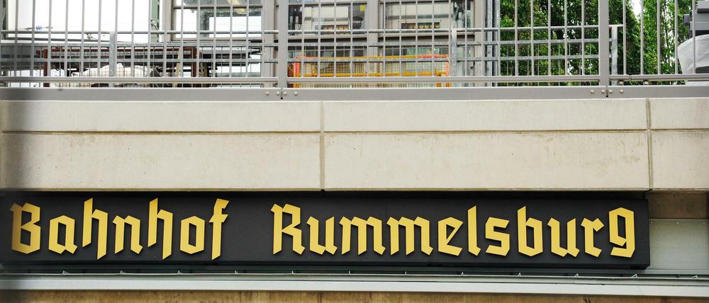 Der Schriftzug Bahnhof Rummelsburg in Berlin-Lichtenberg. 