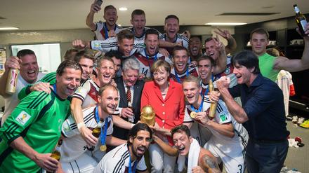 Da war noch alles gut: Angela Merkel bei 2014 bei den Weltmeistern.