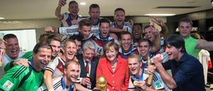 Da war noch alles gut: Angela Merkel bei 2014 bei den Weltmeistern.