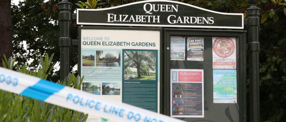 Ein Bereich der Queen Elizabeth Gardens in Salisbury ist mit Polizeiband abgesperrt.