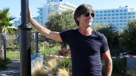 Joachim Löw auf der Strandpromenade vor dem Teamhotel in Sotschi