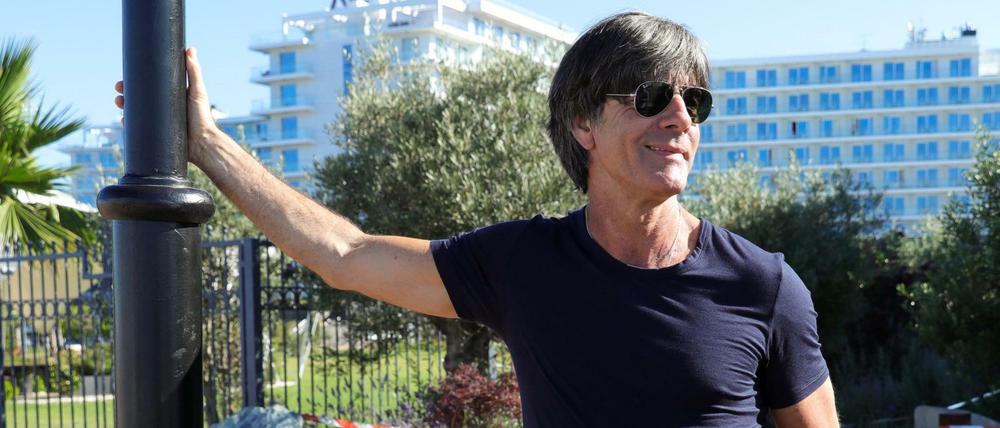 Joachim Löw auf der Strandpromenade vor dem Teamhotel in Sotschi