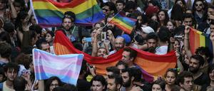 Trotz Verbot haben sich am Sonntag Schwule, Lesben, Trans- und Intermenschen zur Pride-Parade in Istanbul versammelt.