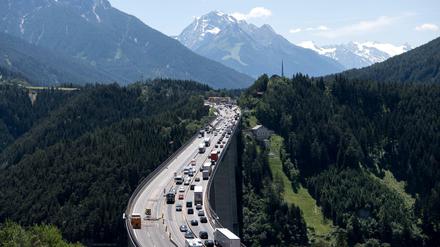 Autos und Lkw zwischen fahren zwischen Patsch und Schönberg am Brenner (Autobahn A13) über die Europabrücke.