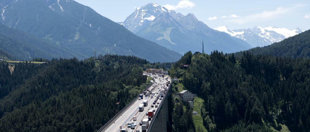 Autos und Lkw zwischen fahren zwischen Patsch und Schönberg am Brenner (Autobahn A13) über die Europabrücke.