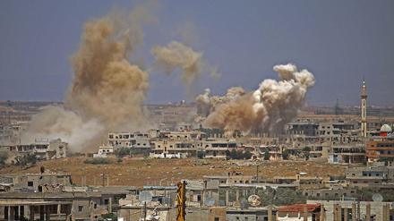 Rauch steigt über der umkämpften Stadt Deraa auf. 