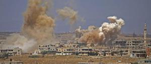 Rauch steigt über der umkämpften Stadt Deraa auf. 