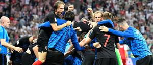 Nach dem Sieg im Elfmeterschießen über Dänemark jubeln die Spieler aus Kroatien über den Einzug ins Viertelfinale. 