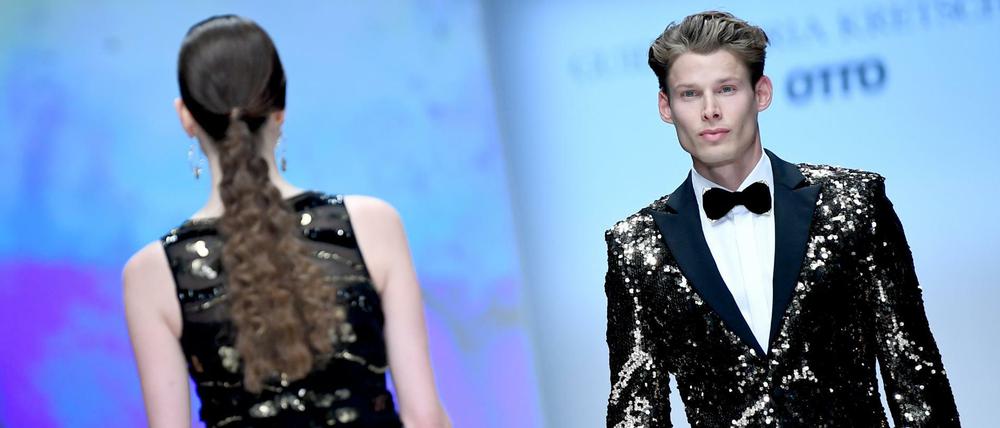 Models präsentieren eine Kreation des Designers Guido Maria Kretschmer.