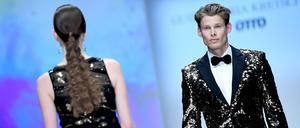Models präsentieren eine Kreation des Designers Guido Maria Kretschmer.