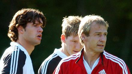 So wie damals. Mit Jürgen Klinsmann 2004 mit Michael Ballack und Bastian Schweinsteiger. 