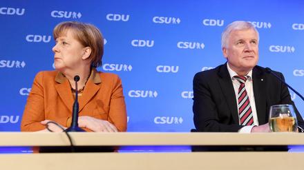 Bundeskanzlerin Angela Merkel (l, CDU) und der damalige bayerische Ministerpräsident Horst Seehofer (CSU) geben nach dem Spitzentreffen von CDU und CSU in der CSU-Parteizentrale eine Pressekonferenz.