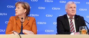Bundeskanzlerin Angela Merkel (l, CDU) und der damalige bayerische Ministerpräsident Horst Seehofer (CSU) geben nach dem Spitzentreffen von CDU und CSU in der CSU-Parteizentrale eine Pressekonferenz.