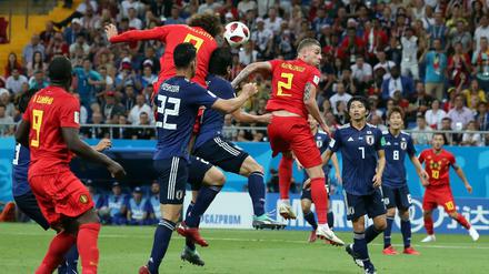 Marouane Fellaini erzielt das Tor zum 2:2.