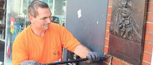 Mitarbeiter der Umweltbetriebe montierten Ende Juni auf Anordnung der Bürgermeisterin eine Ehrenplakette für Christian Peter Beuth von dessen Geburtshaus in Kleve ab.