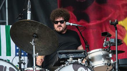 Richard Swift spielte 2016 Schlagzeug mit der Band "The Arcs" auf dem Lollapalooza-Festival.