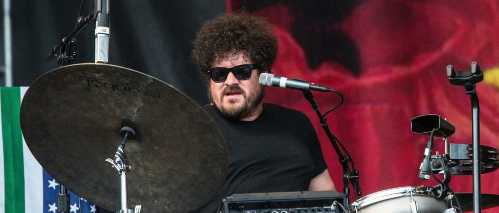 Richard Swift spielte 2016 Schlagzeug mit der Band "The Arcs" auf dem Lollapalooza-Festival.