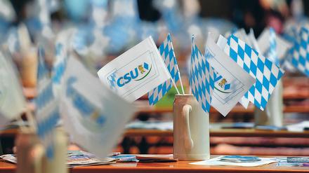 Bierkrüge mit CSU-Fähnchen.