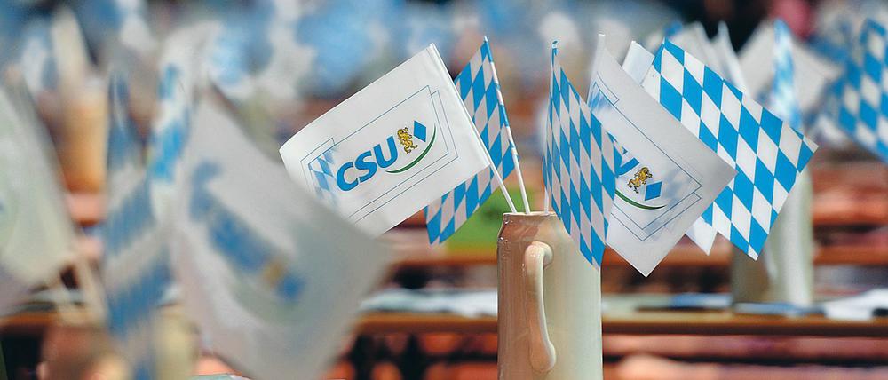 Bierkrüge mit CSU-Fähnchen.