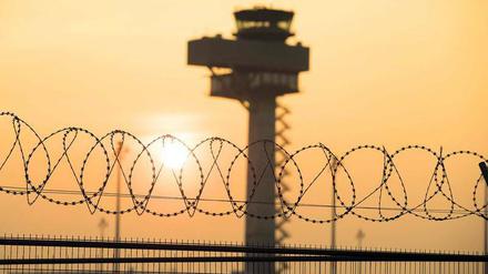 Streng überwacht. Der Schönefelder Kontrollturm im Sonnenuntergang.