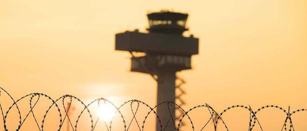 Streng überwacht. Der Schönefelder Kontrollturm im Sonnenuntergang.
