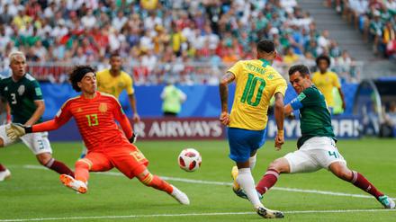 Hier kann Mexikos Torwart Guillermo Ochoa noch retten, später ist er gegen Neymar machtlos.