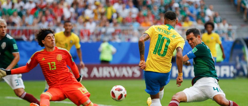 Hier kann Mexikos Torwart Guillermo Ochoa noch retten, später ist er gegen Neymar machtlos.