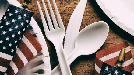 Plastikbesteck und -becher zum Essen, Plastiktüten beim Einkaufen: In den USA gibt es Plastik auf Schritt und Tritt. 