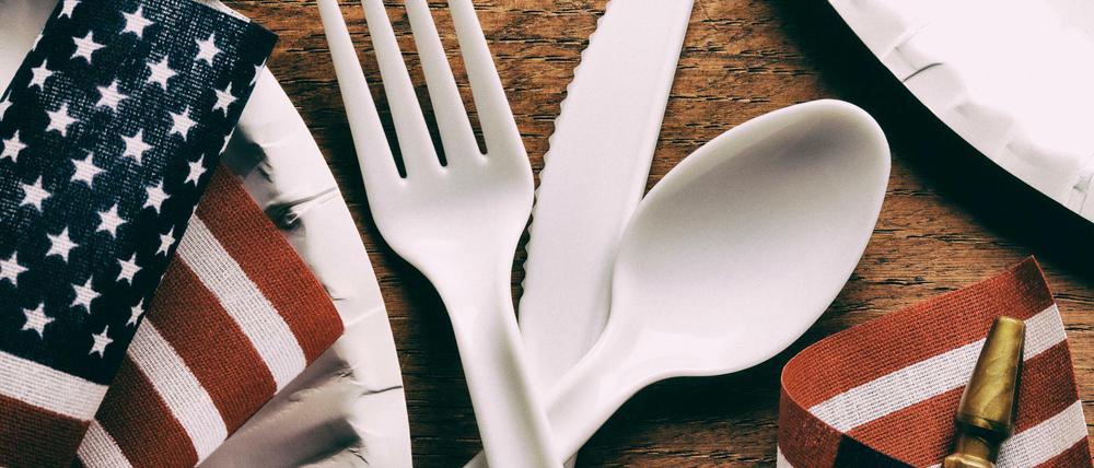 Plastikbesteck und -becher zum Essen, Plastiktüten beim Einkaufen: In den USA gibt es Plastik auf Schritt und Tritt.