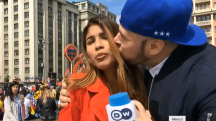 Reporterin Julieth Gonzalez Theran (l.) in Russland.