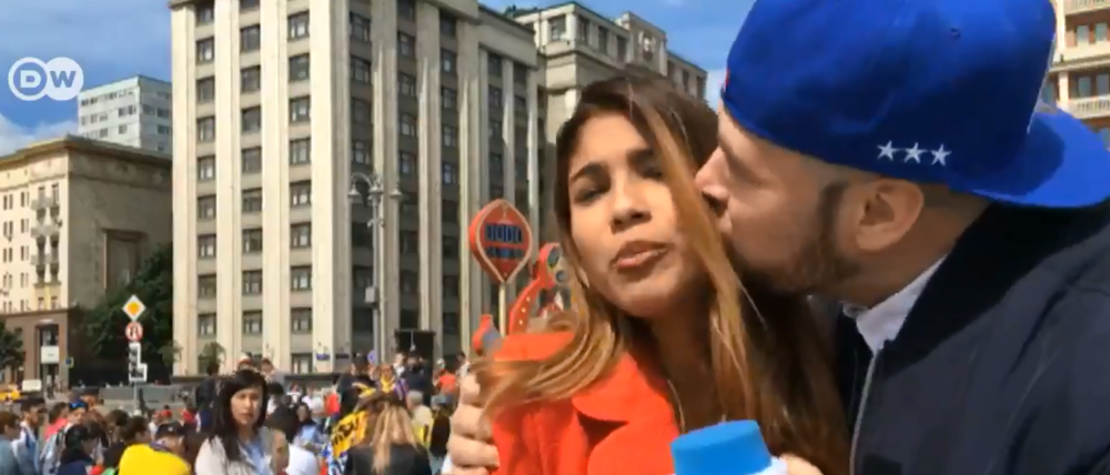 Reporterin Julieth Gonzalez Theran (l.) in Russland.