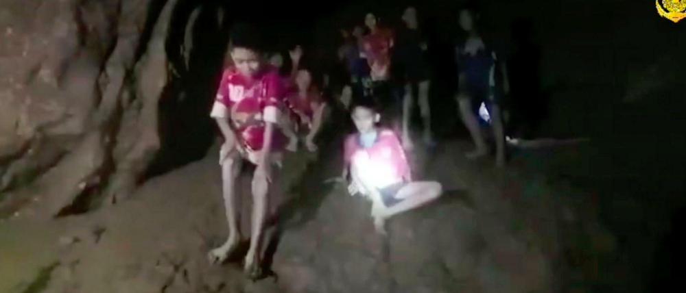 Eine der Thai Navy Seals zur Verfügung gestellte Aufnahme zeigt die vermissten Jugendfußballer und ihren Trainer.