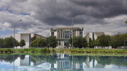 Dunkle Wolken über den Kanzleramt schirmen die Sonneneinstrahlung ab.