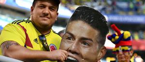 Ein Fan von Kolumbien hält ein Bild von James Rodriguez hoch. Rodríguez, das strahlende Gesicht des kolumbianischen Fußballs, ist ausgerechet vor dem Achtelfinal-Spiel der Südamerikaner wieder verletzt. 