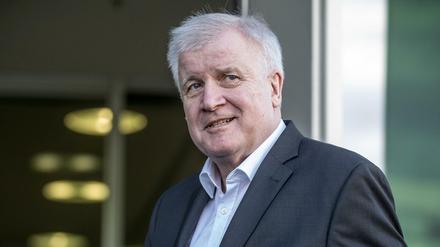 Horst Seehofer (CSU), Bundesminister für Inneres, Heimat und Bau, kommt vor der CDU Zentrale, dem Konrad-Adenauer Haus an.