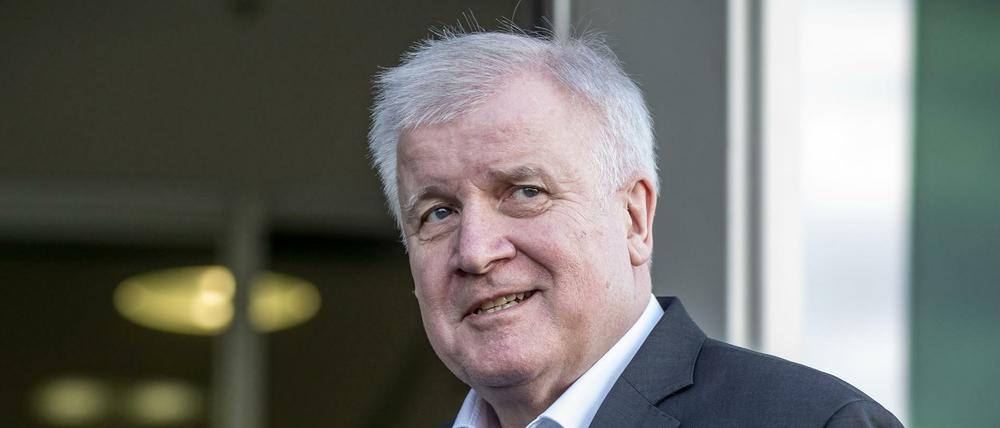 Horst Seehofer (CSU), Bundesminister für Inneres, Heimat und Bau, kommt vor der CDU Zentrale, dem Konrad-Adenauer Haus an.