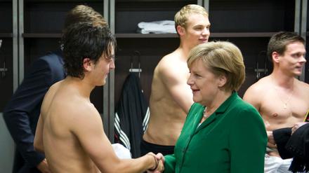 Die Kabine ist das Heiligtum der Spieler? Nicht ganz, zumindest wenn Angela Merkel zum Händeschütteln vorbeikommt. 