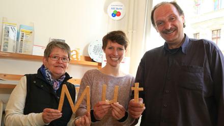 Tina Fidan (l.) und Harald Gaul (r.) und Ida Wehinger (m.) im Laden von „Lesen und Schreiben e.V.“.