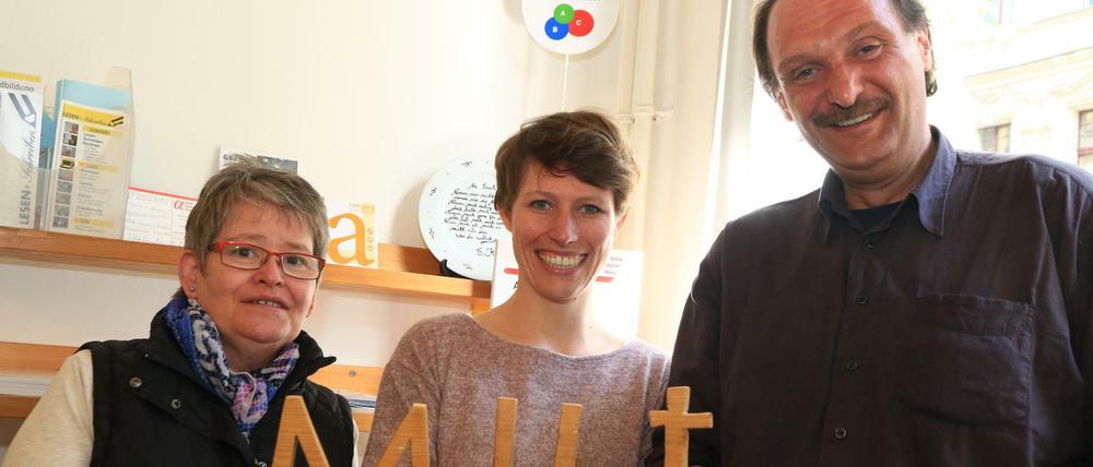 Tina Fidan (l.) und Harald Gaul (r.) und Ida Wehinger (m.) im Laden von „Lesen und Schreiben e.V.“.
