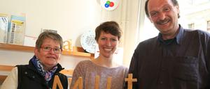 Tina Fidan (l.) und Harald Gaul (r.) und Ida Wehinger (m.) im Laden von „Lesen und Schreiben e.V.“.