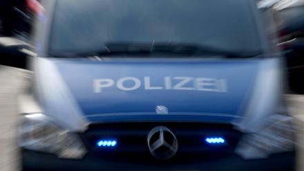 Ein Polizeiauto mit Blaulicht (Symbolbild)