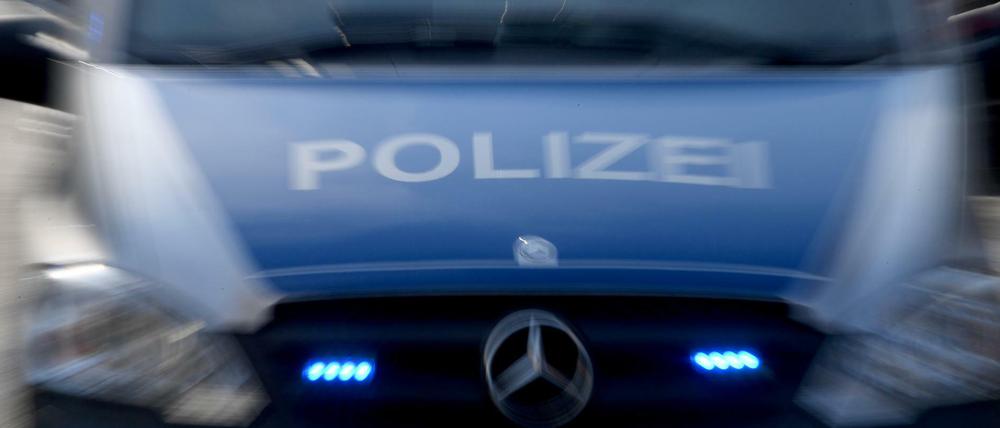 Ein Polizeiauto mit Blaulicht (Symbolbild)